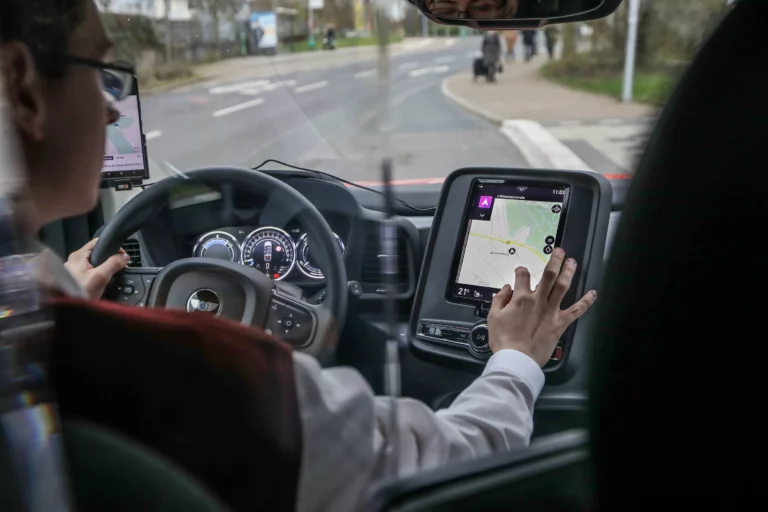 Mit der Fahrerapp weiß der Fahrer wo er alle Personen abholen und abliefern muss.. Foto: Hans-Juergen Bauer (hjba)