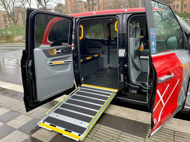 Auch Rollstühle oder Kinderwagen haben Platz dank Rampe.. Foto: Hans-Juergen Bauer (hjba)