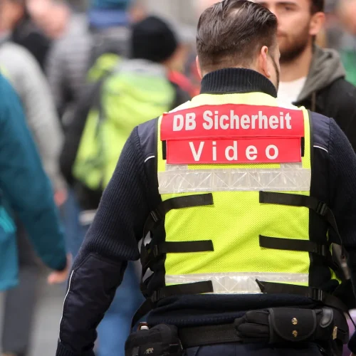 mitarbeiter-der-db-deutsche-bahn-sicherheit-symbolbild-zugbegleiter-in-nrw-sollen-mit-der-beginn-der-em-bodycams-tragen